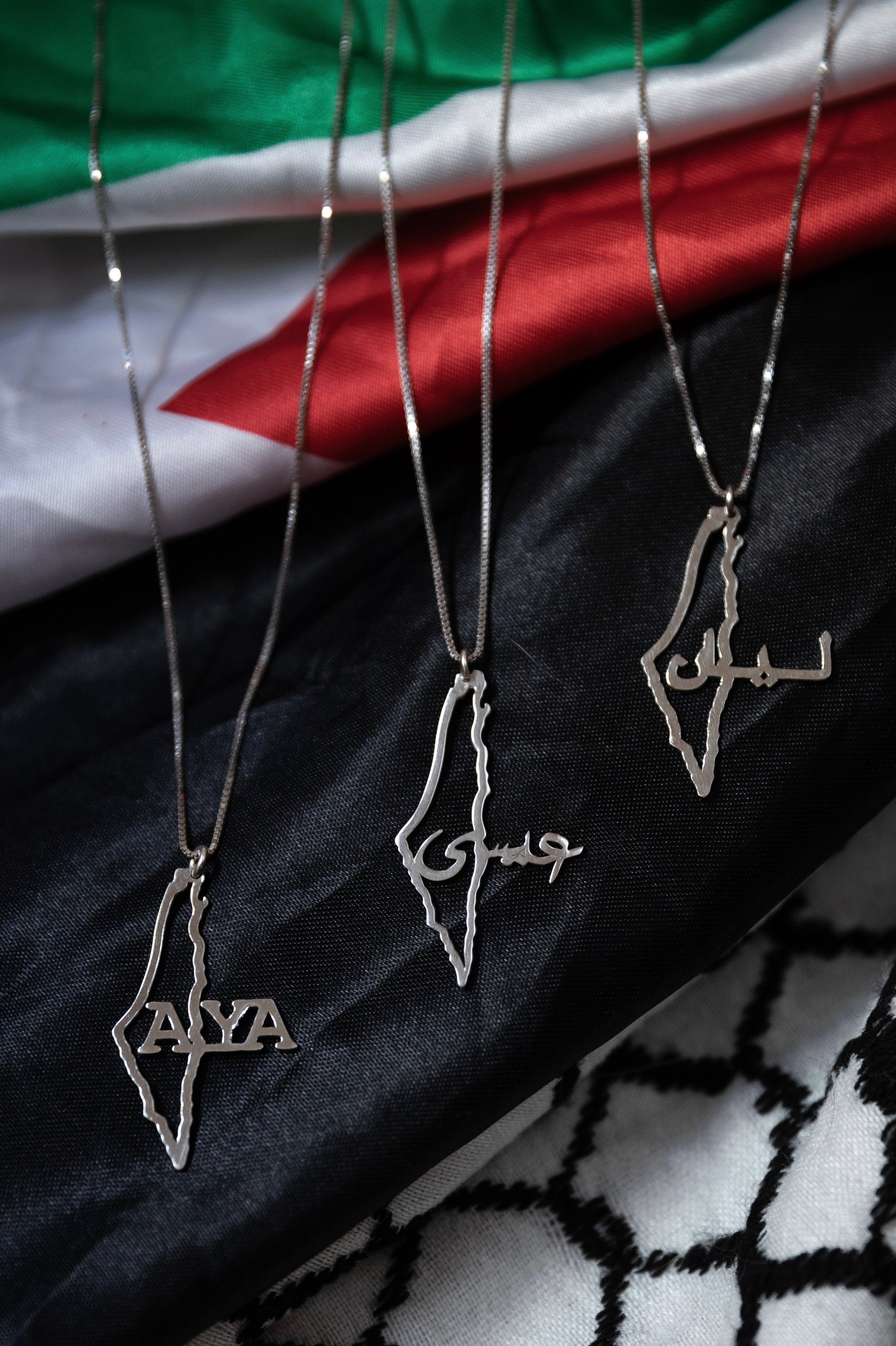 Palestine frame map with horizontal custom Arabic name necklace اسمك فلسطيني