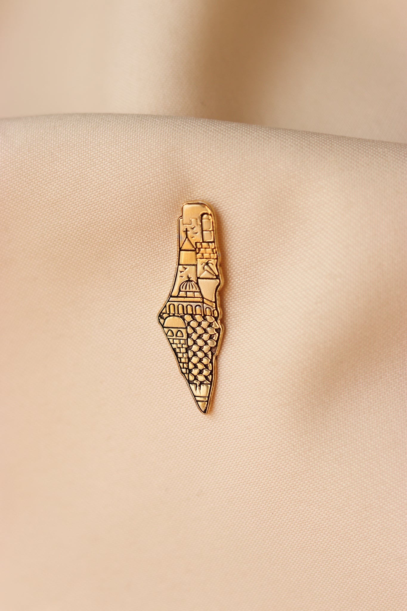 Palestine map with old city and Hatta pattern engraved inside pin