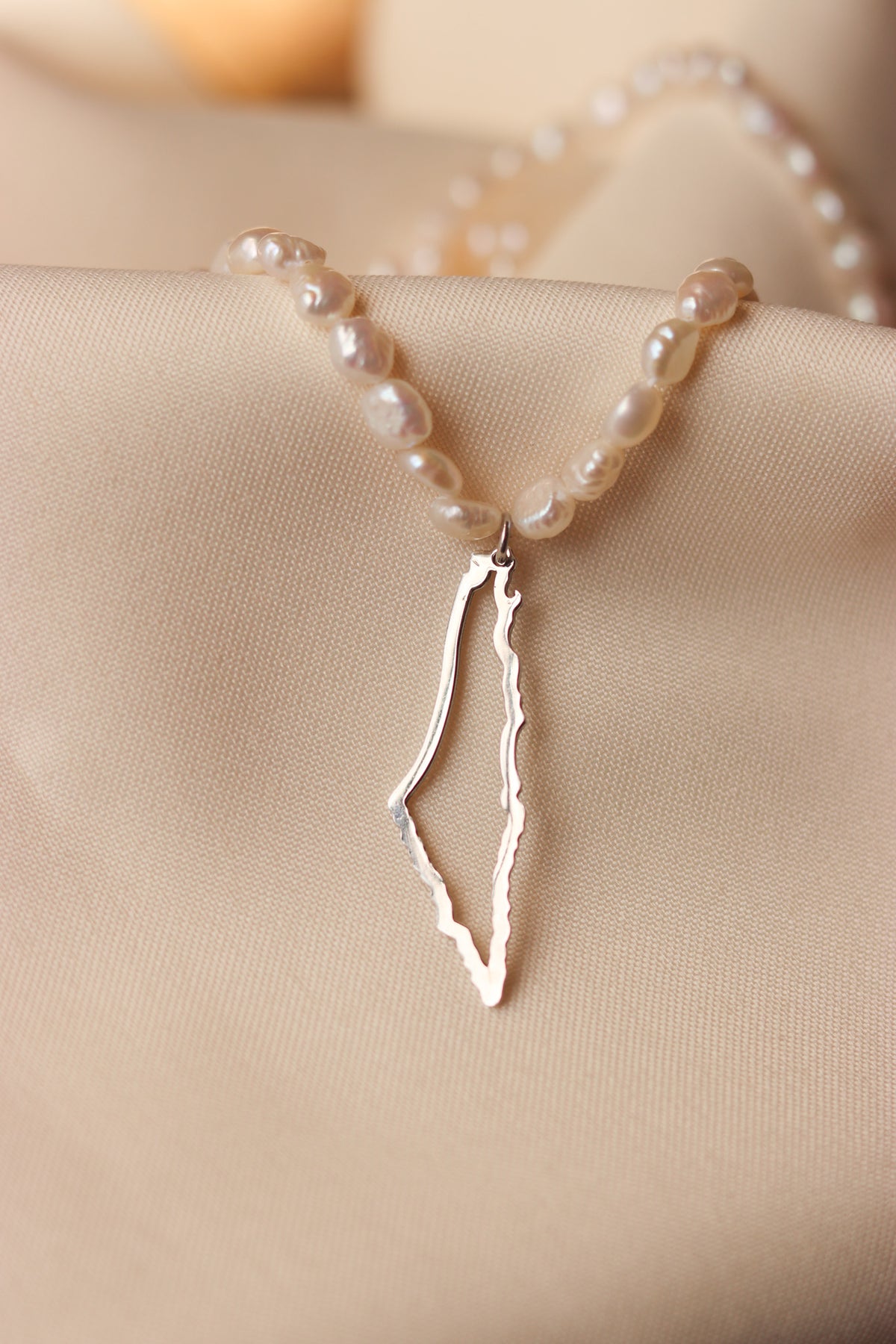 Palestine map frame choker necklace with pearls