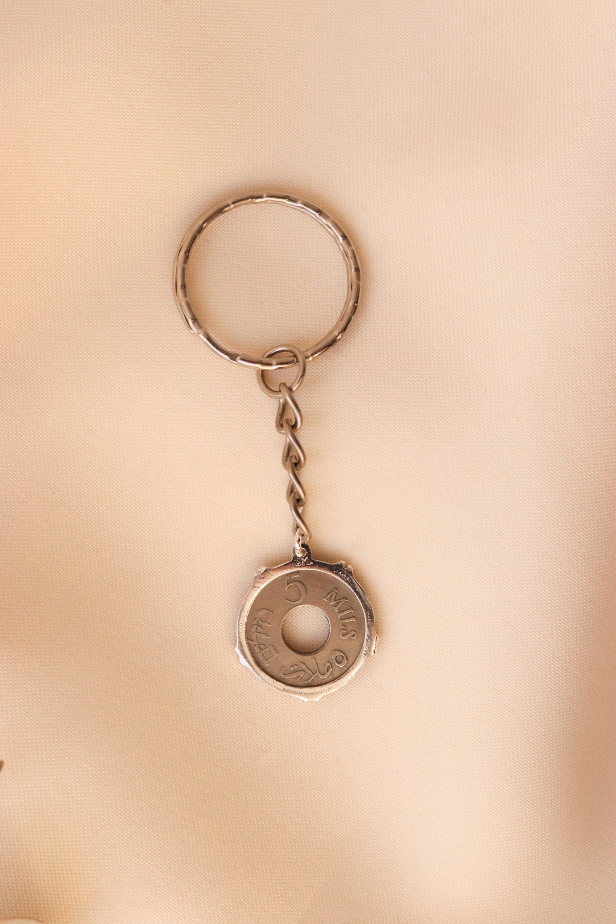 ميدالية مفاتيح العملة الفلسطينية ٥مل مع ايطار تاجي