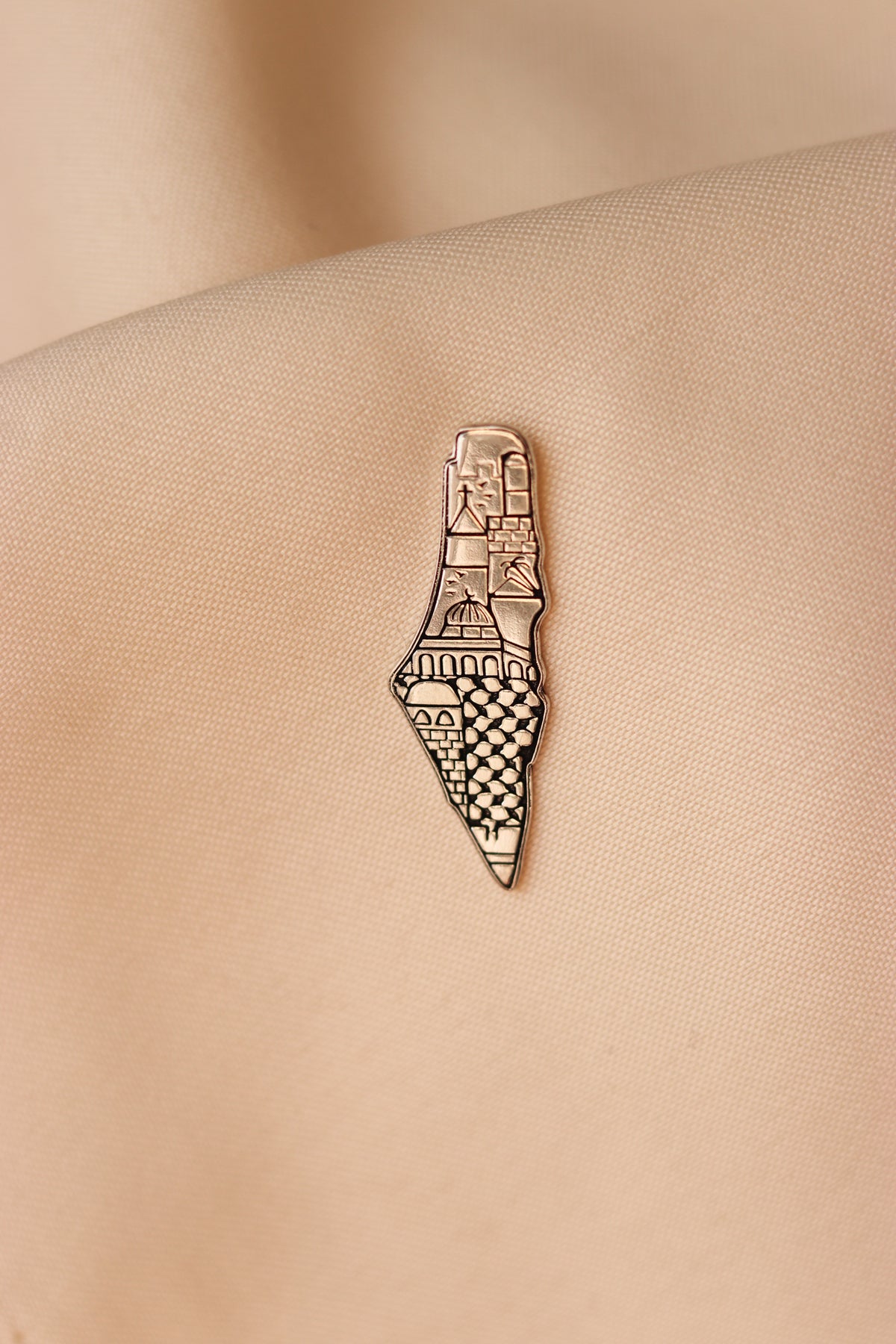 Palestine map with old city and Hatta pattern engraved inside pin